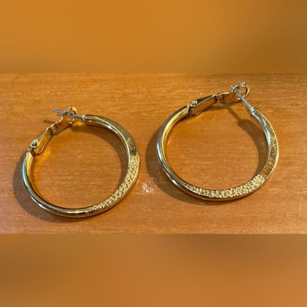 Gold Tone Textured Hoop Earrings Women’s Hinged Round 1 Inch Classic Jewelry